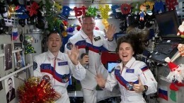 Елка под потолком: российские космонавты украсили свой сегмент МКС к Новому году