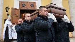 Композитора Эдуарда Артемьева похоронили на Ваганьковском кладбище