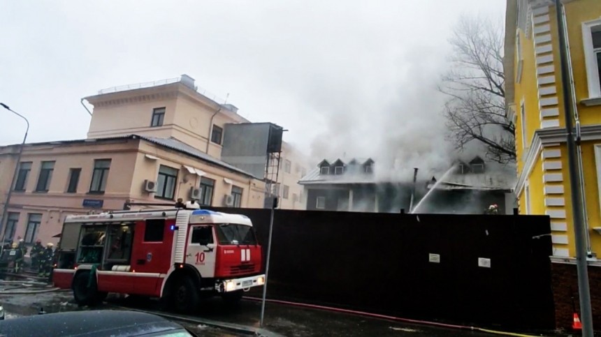 Пожар в деревянном ресторане в центре Москвы: кадры с места ЧП 