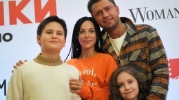 Павел Прилучный показал, как поздравил своих детей с Новым годом