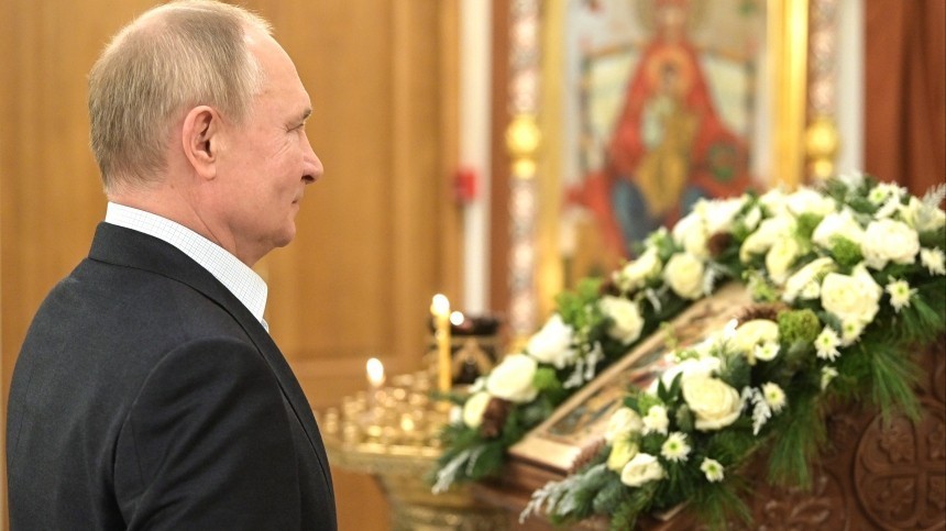 Путин встречает Рождество на богослужении в Кремле