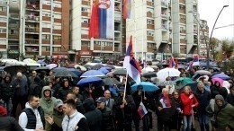 Сотни сербов вышли на улицы Косово