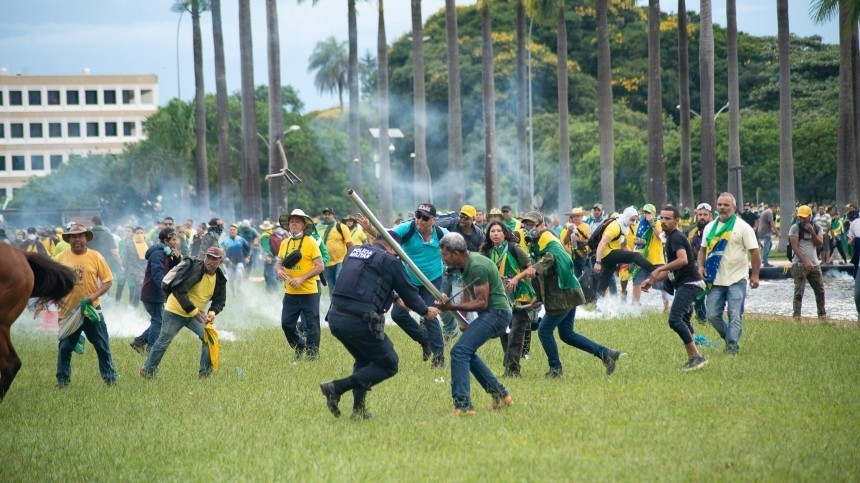 Массовые беспорядки и попытка захвата власти: что происходит в Бразилии