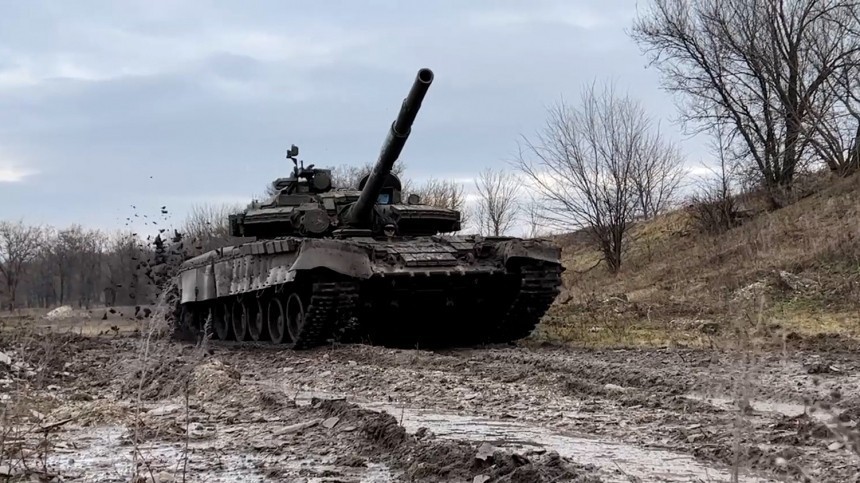 Как российские военные спасают танки и мирных жителей: лучшие видео из зоны СВО