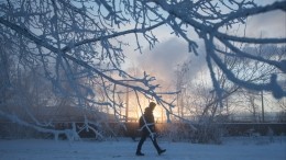 С риском для жизни в аномальные морозы россияне экономят на такси и идут пешком