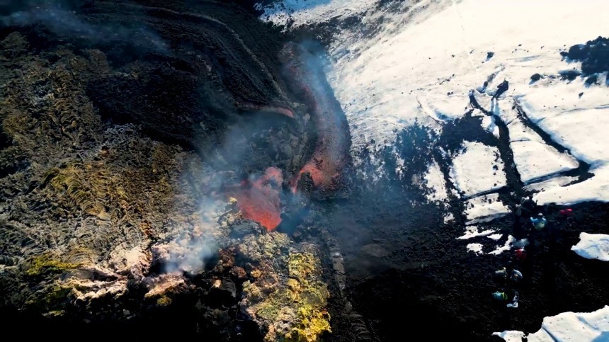 «Две стихии»: бурлящая лава вулкана Этна столкнулась со снегом