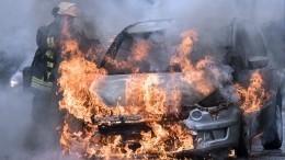 Фонтаны огня: элитные иномарки сгорели на столичной парковке