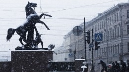 Петербург встал в пробках из-за усилившейся метели