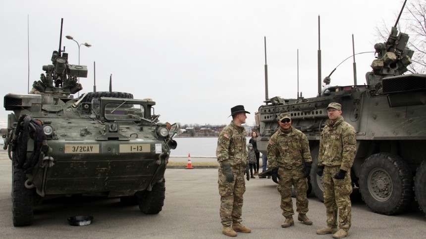 От гранат не защитит: зачем Вашингтон «подсовывает» Киеву БТР Stryker