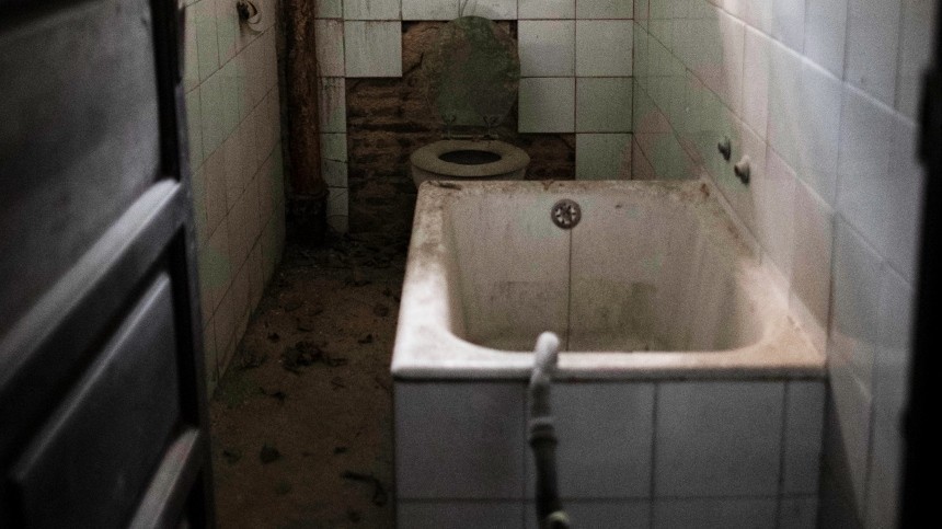Изуродованное тело мужчины с ожогами и волдырями нашли в ванной в Подмосковье