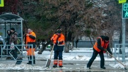Водитель легковушки протаранил дорожного рабочего в Красноярске