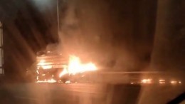 На МКАД загорелись два автомобиля — видео с места происшествия