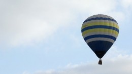 Воздушный шар с детьми и взрослыми застрял на дереве в горах Сочи