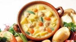 Просто, быстро и вкусно: рецепт овощного супа с фрикадельками от шеф-повара
