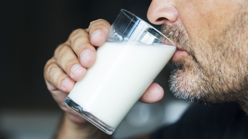 Почему молоко и сода не спасут от изжоги — ответ врача