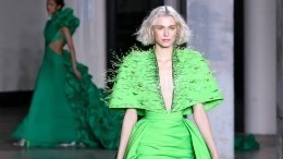 Платье-веник и дыра: неделя моды в Париже шокировала показами