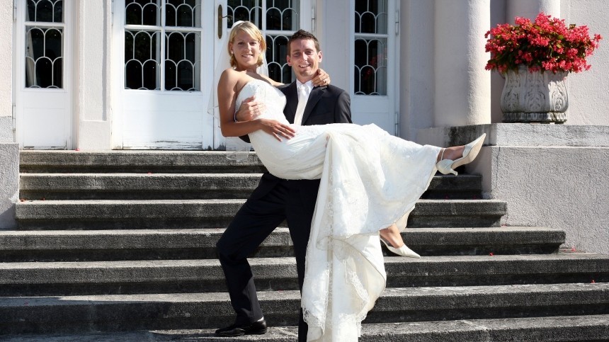 Молодоженам предложили выплатить повышенный кешбэк на медовый месяц в России