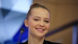 Юлия Хлынина надела на премию «Золотой орел» платье с экстремальным декольте