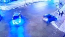 Иномарка влетела в толпу пешеходов в Екатеринбурге — видео