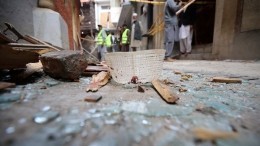 Взрыв в мечети Пакистана во время молитвы унес жизни десятков людей