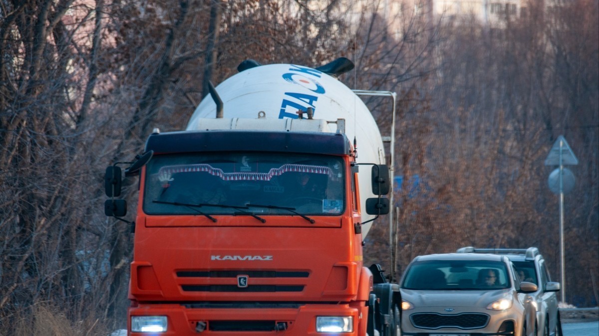 Легковушка и автобус протаранили бетономешалку в Екатеринбурге — видео