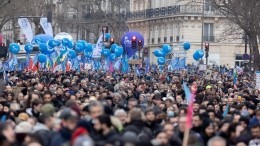 Никакого доверия: Франция тонет в протестах из-за «демократии» Макрона