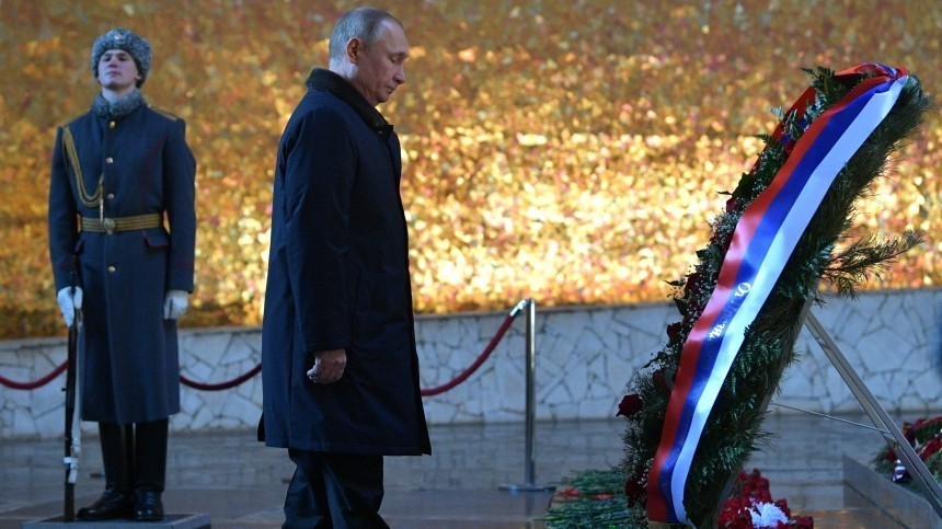 Путин почтил память защитников Сталинграда и возложил цветы на Мамаевом кургане
