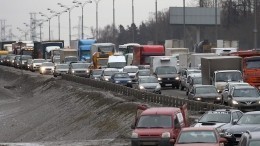 На Кольцевой дороге в Петербурге перевернулась бетономешалка — видео