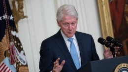 Билл Клинтон публично потроллил немощного Байдена: «Где подсказки?!»