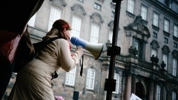 Тысячи недовольных датчан вышли на протесты из-за отмененного властями праздника