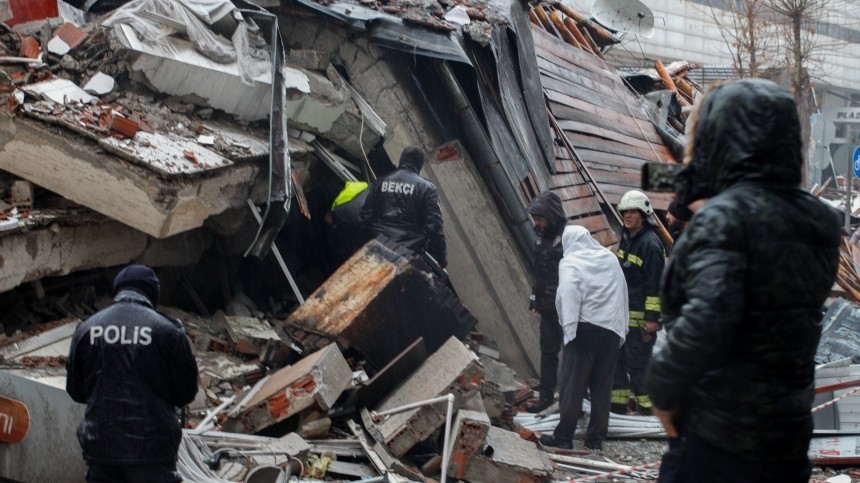 Число погибших от землетрясения в Турции превысило тысячу человек
