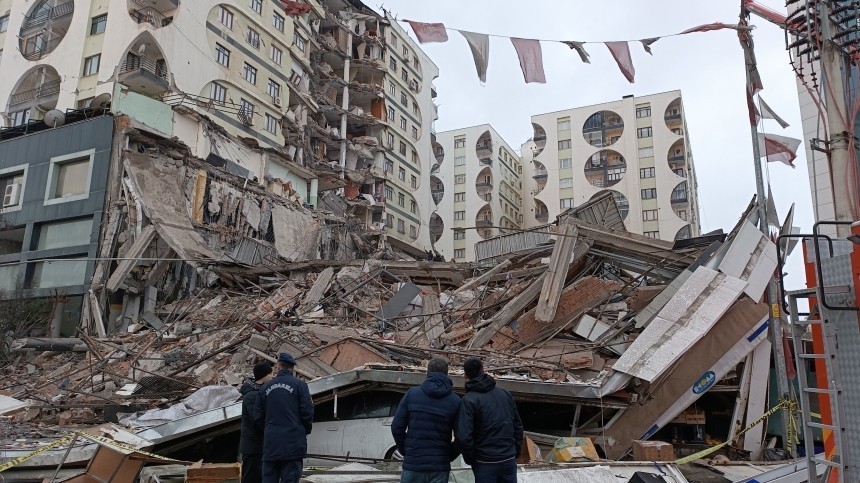 «Под завалами еще остались люди»: что происходит в Турции после землетрясения
