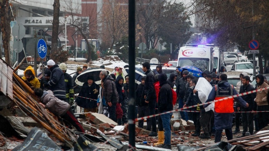 Власти Турции объявили о почти полутора тысячах погибших после землетрясения