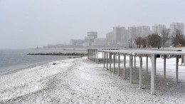 Жители Сочи дождались снега и теперь шутят, что Черное море пора называть Белым
