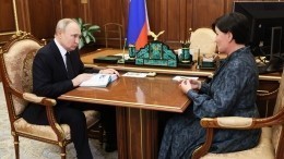 Путин заинтересовался книгой с маршрутами по России и признался, что еще не везде был