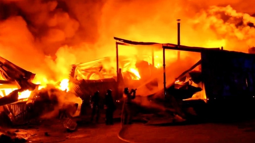 Мощный пожар разгорелся на складе интернет-магазина в Красноярске