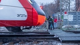 Машинист чудом остановил поезд перед коляской с младенцем в Подмосковье