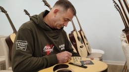 «Родина — это мы с вами»: Певцов, Расторгуев, Буйнов, Охлобыстин отправили бойцам СВО гитары с автографами