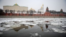 Мужчина проплыл на льдине по Москве и скрылся от пытавшихся помочь ему спасателей