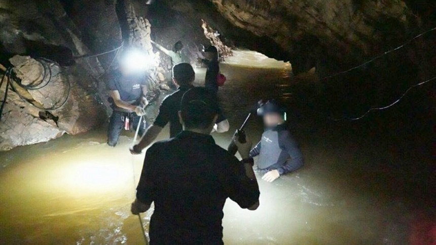 «Не волнуйся, папа»: умер один из узников затопленной пещеры Таиланда
