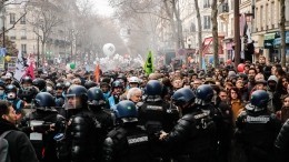 Молодежь Франции устроила масштабные забастовки против пенсионной реформы