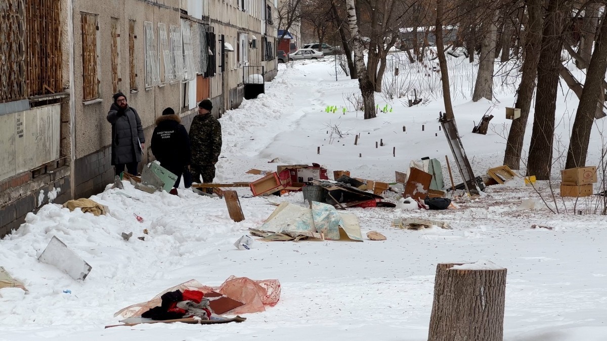 Житель Уфы выкинул мать в окно, отрезал себе гениталии и умер