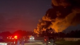 Гигантский склад с пластиком загорелся в одном из штатов США