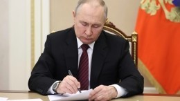 Путин подписал закон о соцподдержке супругов военных, погибших в ходе СВО