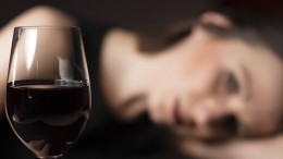 Ученые выяснили, что даже умеренное потребление алкоголя ускоряет гибель клеток мозга