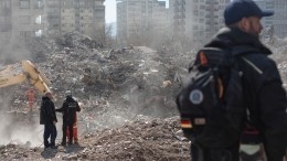 В Турции спецназ встал на защиту домов от мародеров после землетрясения