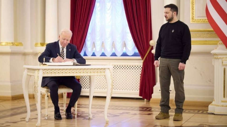 В США сочли оскорблением внешний вид Зеленского на встрече с Байденом в Киеве