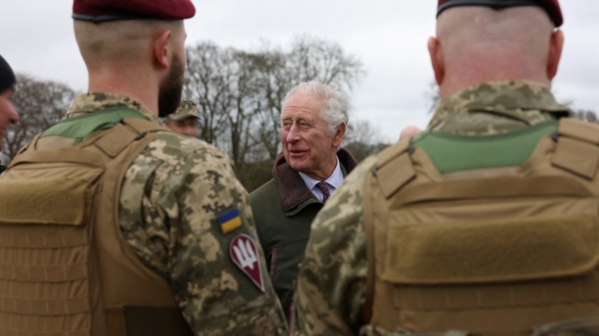 Карл III посетил тренировочную базу украинских боевиков в Англии