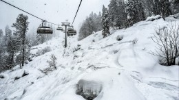 Снежная лавина в Сочи утащила металлический мост и чуть не убила туристов