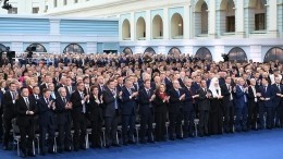 Зал стоя аплодировал заявлению Путина во время послания Федеральному собранию